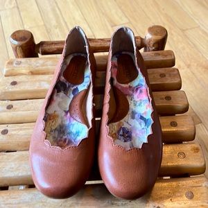 Chestnut Brown Born flats